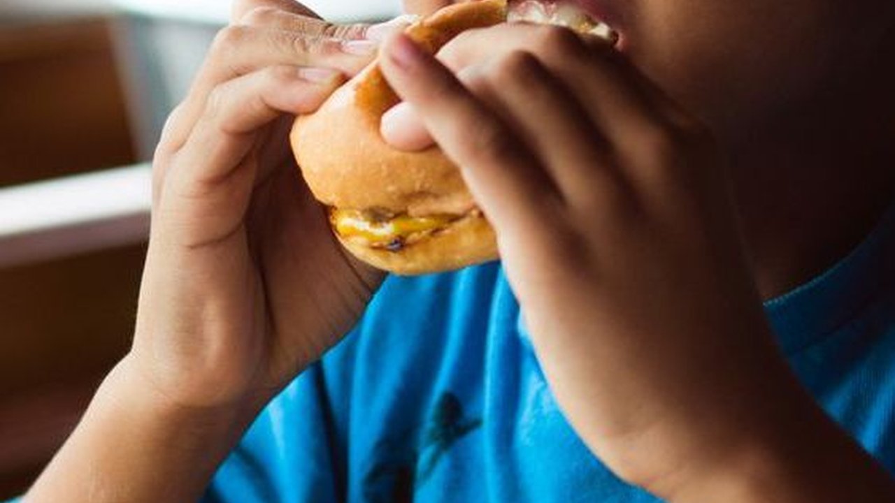 Bahaya Junk Food untuk Anak, Begini Cara Menjauhkannya