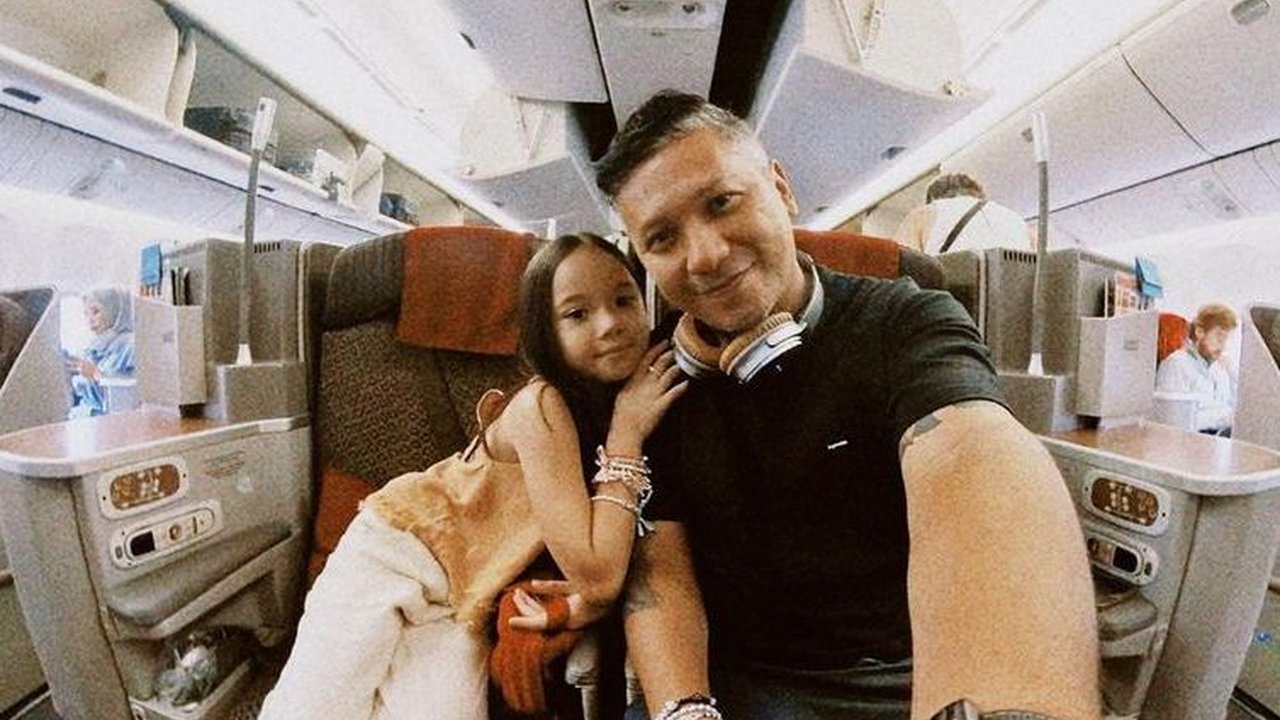 Potret Gading Marten Temani Gempi Nonton Konser Taylor Swift, Kehadiran Gisel jadi Sorotan