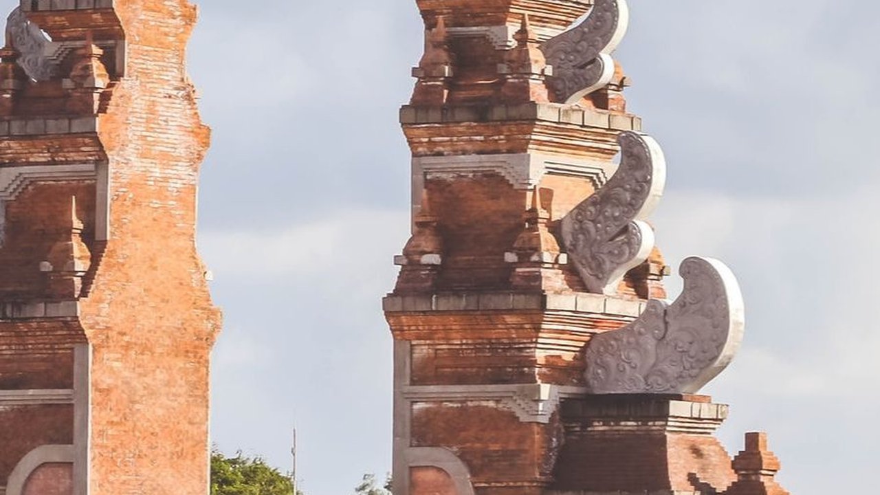 Hargai Masyarakat Hindu yang Tengah Beribadah, Aksi Pria Tuntun Motor saat Lewat Ini Tuai Pujian