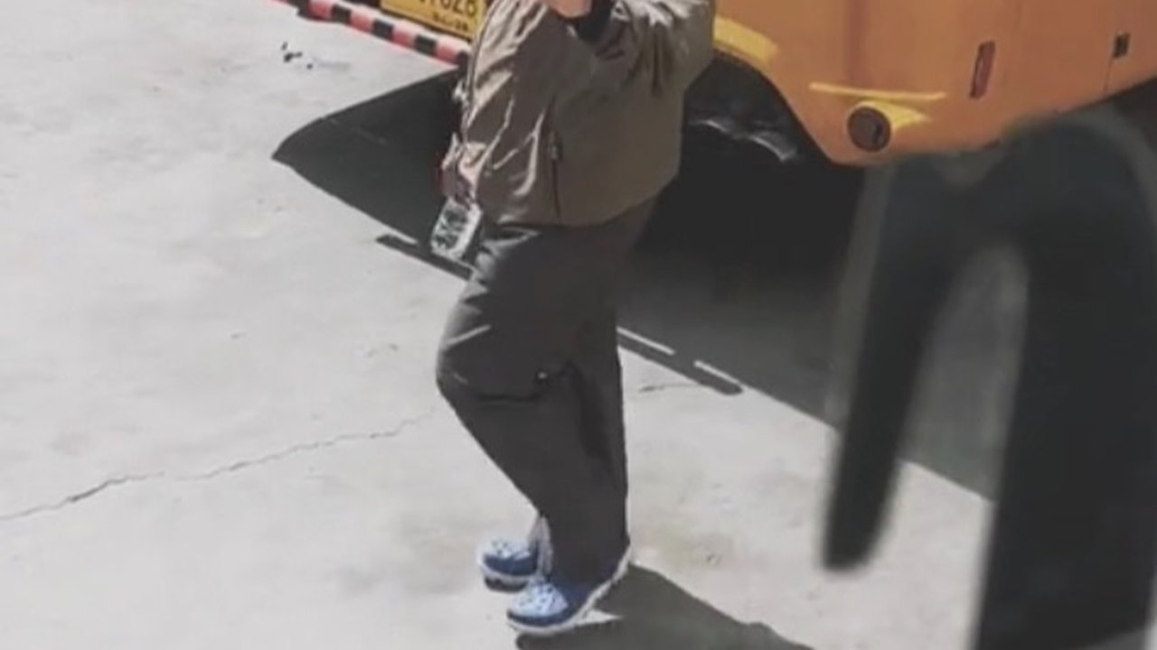 Viral Momen Haru Ayah Antar Putrinya ke Terminal, Menunggu hingga Bus Jalan