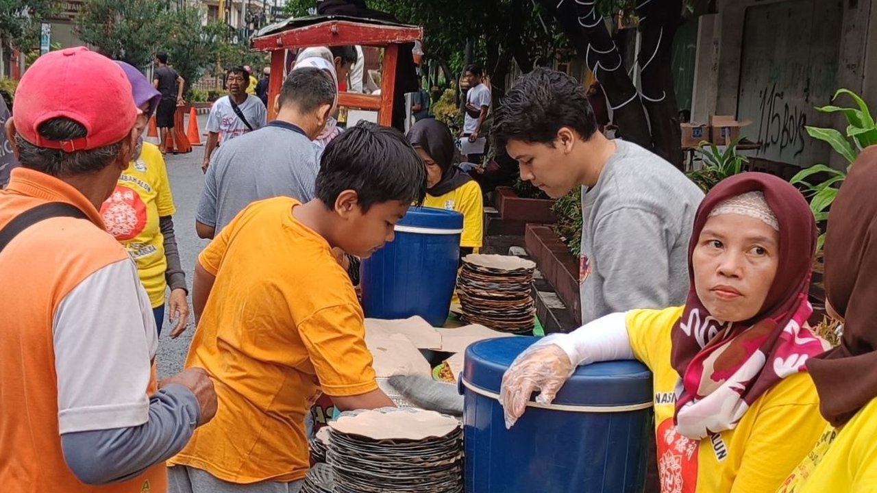Harga Beras Mahal, Warga Cianjur Senang Jusuf Hamka Jual Nasi Kuning Cuma Rp3.000 per Porsi