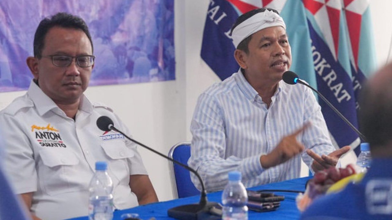 Dedi Mulyadi saat bertemu salah seorang pemudik. (Ist)