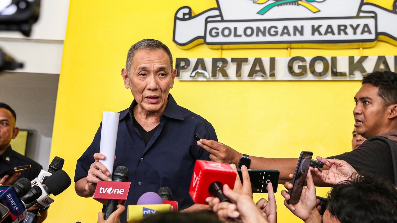 Jusuf Hamka alias Babah Alun menunjukan surat pengunduran diri saat tiba di DPP Partai Golkar, Jakarta, Senin (12/7/2024).