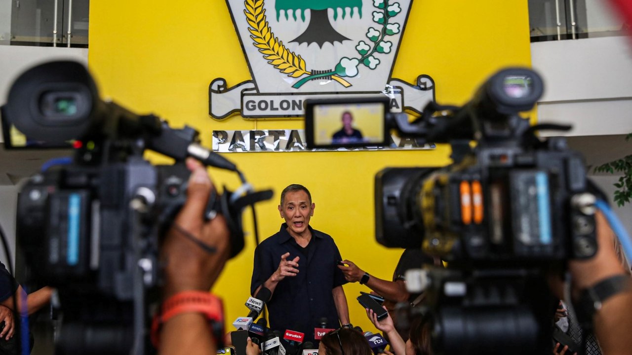 Jusuf Hamka alias Babah Alun menunjukan surat pengunduran diri saat tiba di DPP Partai Golkar, Jakarta, Senin (12/7/2024).