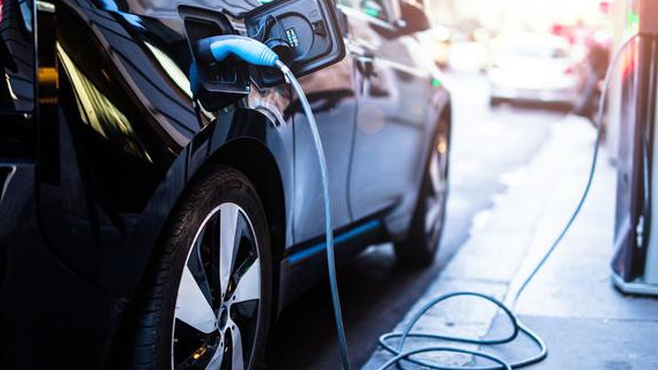 Ilustrasi Mobil Listrik. Kredit: MikesPhotos via Pixabay