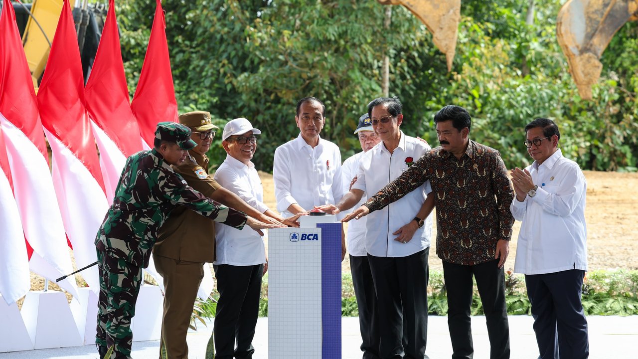 PT Bank Central Asia Tbk (BCA) melakukan penandatanganan Perjanjian Kerja Sama (PKS) serta groundbreaking kantor barunya di Ibu Kota Nusantara (IKN), Senin (12/8/2024). Presiden Joko Widodo (Jokowi) mengungkapkan pentingnya partisipasi sektor swasta dalam pembangunan IKN.
