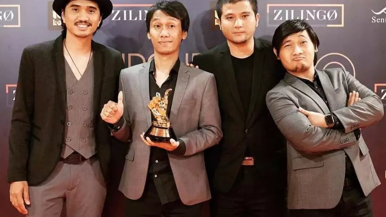 Para personil Sheila on 7 terlihat santai duduk di lantai stasiun sambil menunggu kereta datang