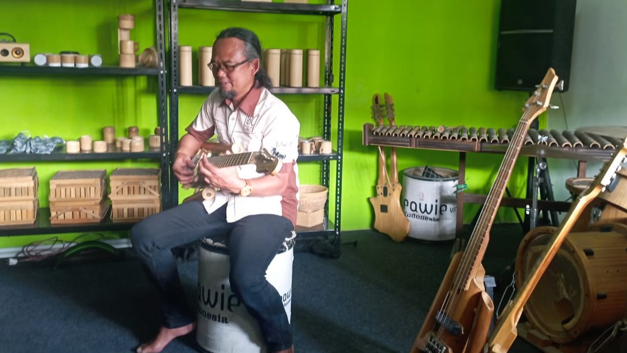 Adang Muhidin membuat usaha kuliner berbahan dari bambu