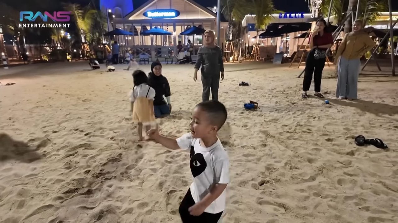 Potret Rayyanza Cipung Asyik Main Pasir di Pantai, Ajak Sus Rini Lomba Lari Hingga Tak Mau Pulang