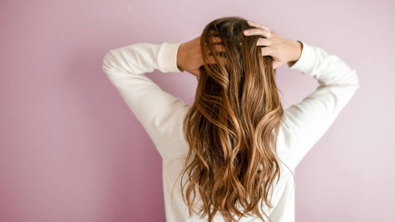 Cara membuang rambut yang rontok pada perempuan Muslim.