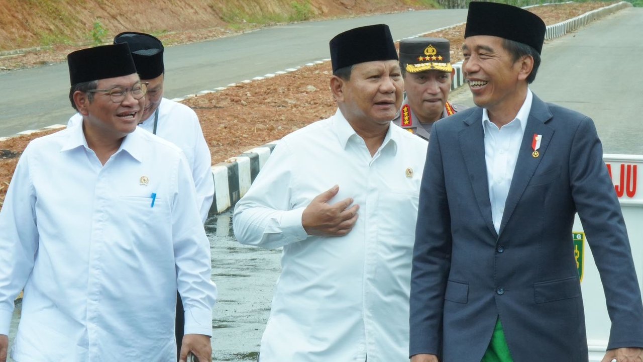 Menteri Pertahanan (Menhan) RI Prabowo Subianto memberikan ucapan hari ulang tahun kepada Presiden Jokowi di Bandara Halim Perdana Kusuma, Jakarta (21/6) sore ( Tim Media Prabowo Subianto)