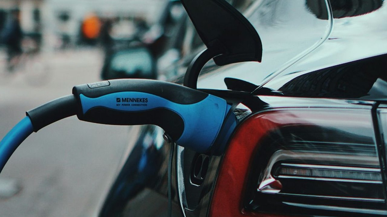How Long Does It Take To Charge An Electric Vehicle at a Charging Station