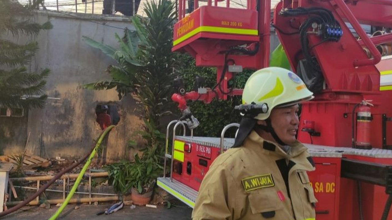 Petugas Damkar Padamkan Kebakaran di Manggarai