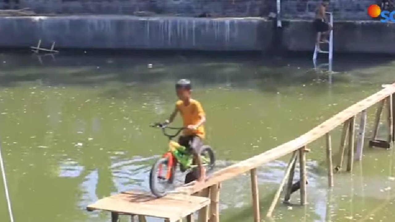 Lomba bersepeda di atas sungai Surabaya