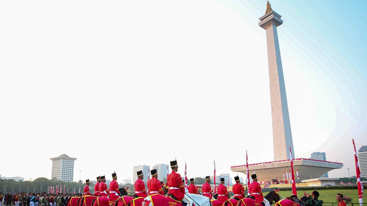 Tim Purna Paskibraka 2023  membawa duplikat bendera Merah Putih dan membawa naskah teks proklamasi berjalan menuju kendaraan taktis maung dalam acara kirab bendera Merah Putih dan naskah teks proklamasi menuju Ibu Kota Nusantara (IKN) di kawasan Monumen Nasional (Monas), Jakarta, Sabtu (10/8/2024). Kirab tersebut merupakan rangkaian persiapan peringatan HUT Ke-79 Kemerdekaan RI yang akan digelar di IKN, Penajam Paser Utara, Kalimantan Timur.