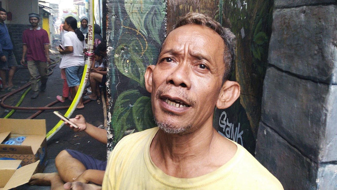 Petugas pemadam kebakaran melakukan pendinginan area pemukiman penduduk yang terbakar di Kawasan Manggarai, Jakarta, Selasa (13/8/2024).