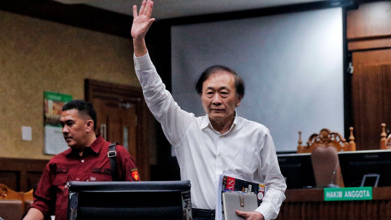 Terdakwa kasus dugaan tindak pidana korupsi PT Duta Palma, Surya Darmadi usai mengikuti sidang pembacaan putusan di Pengadilan Tipikor Jakarta, Kamis (23/2/2023). Usia lanjut dan kondisi kesehatan Surya Darmadi yang menurun turut menjadi pertimbangan meringankan hakim dalam menjatuhkan vonis kepada Surya Darmadi. (Liputan6.com/Angga Yuniar)