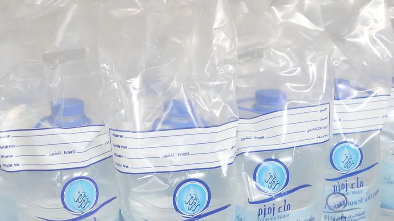 Doa minum air zamzam bahasa Arab, latin, dan arti.