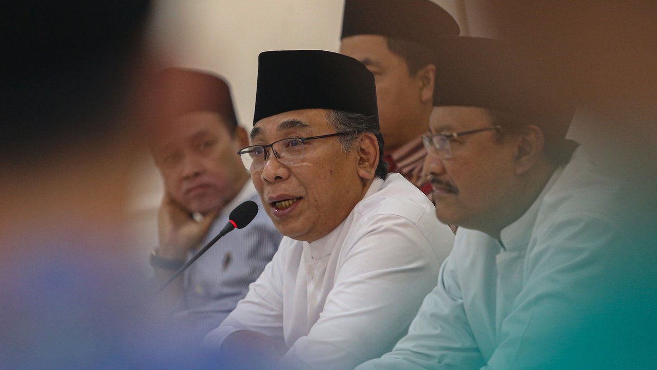 Ketua Umum Pengurus Besar Nahdlatul Ulama (PBNU) Yahya Cholil Staquf atau Gus Yahya menyampaikan pernyataan saat menggelar konferensi pers terkait lima Nahdliyin yang bertemu Presiden Israel Isaac Herzog di Kantor PBNU, Jakarta Pusat, Selasa (16/7/2024). Liputan6.com/Angga Yuniar