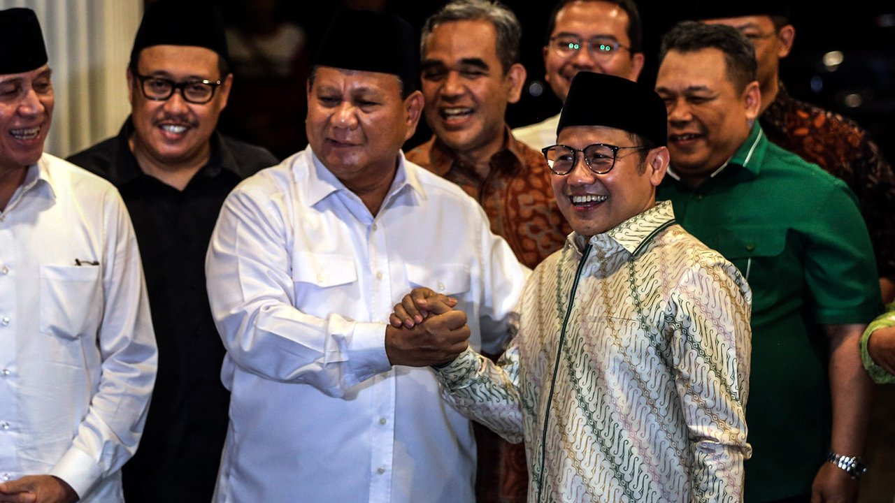 Keduanya berjabat tangan dan melakukan salam komando di hadapan awak media.  (Liputan6.com/Johan Tallo)