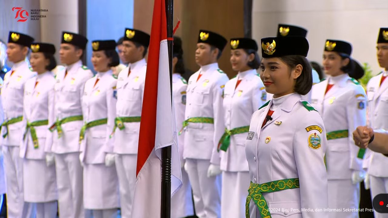 Momen Jokowi Kukuhkan 76 Paskibraka 2024 di Istana Negara IKN