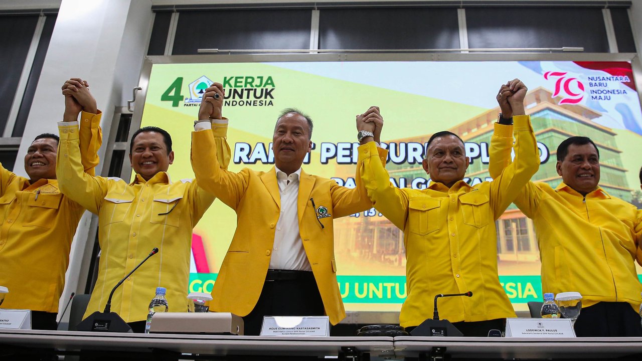 Wakil Ketua Umum Partai Golkar Bambang Soesatyo (ketiga kiri), Wakil Ketua Umum Partai Golkar Agus Gumiwang (tengah) dan Sekjen DPP Partai Golkar Lodewijk F. Paulus (ketiga kanan) berfoto sebelum memulai rapat pengurus pleno DPP Partai Golkar di Gedung Golkar Slipi, Jakarta Barat, Selasa (13/8/2024). Rapat pleno ini mengagendakan pemilihan Plt Ketua Umum Partai Golkar usai Airlangga Hartarto mengundurkan diri dari Ketua Umum Partai Golkar.