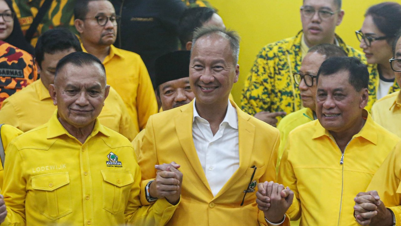 Plt Ketua Umum Partai Golkar Agus Gumiwang memberikan keterangan pers usai rapat pengurus pleno DPP Partai Golkar di Gedung Golkar Slipi, Jakarta Barat, Selasa (13/8/2024). Hasil papat pleno Partai Golkar ini memutuskan memilih Wakil Ketua Umum Partai Golkar Agus Gumiwang menjadi Plt Ketua Umum Partai Golkar menggantikan Airlangga Hartarto yang mengundurkan diri dari Ketua Umum Partai Golkar.