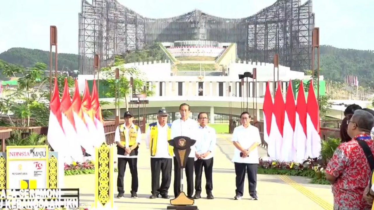 Presiden terpilih 2024-2029 Prabowo Subianto berjanji di depan Presiden Jokowi akan melanjutkan dan menyelesaikan pembangunan Ibu Kota Nusantara (IKN) di Kalimantan Timur. Hal ini disampaikan Prabowo sebelum menghadiri rapat kabinet perdana di IKN, Senin (12/8/2024). (Foto: Biro Pers Sekretariat Presiden)