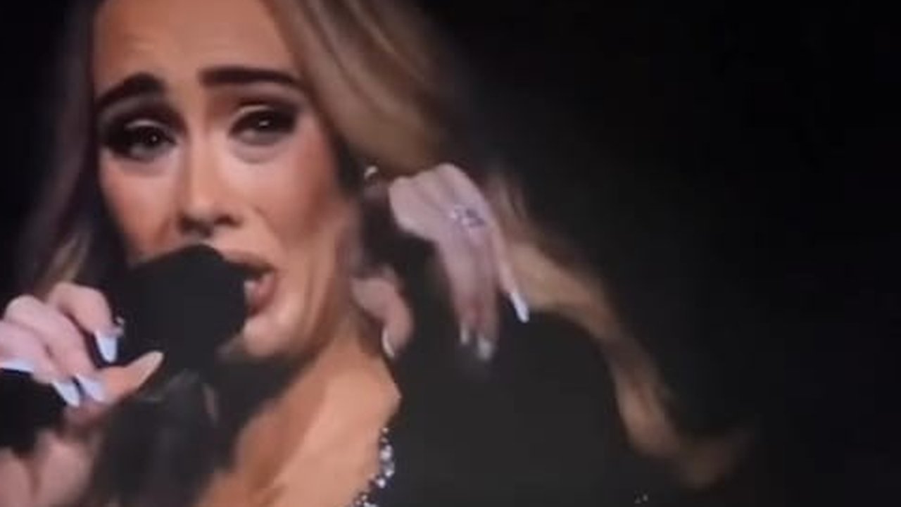 Adele Tiba-tiba Menangis Penuh Emosional di Tengah Konser