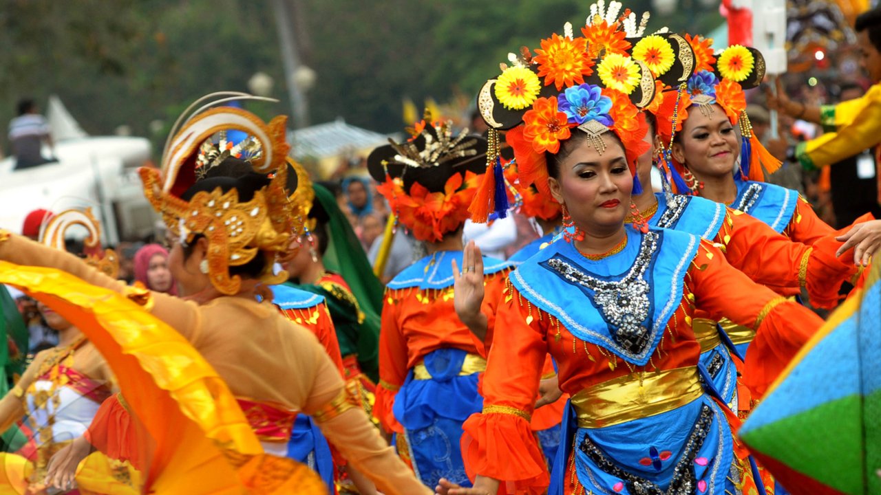 Sejumlah penari ikut memeriahkan pawai seni dan budaya Jakarta Karnaval, Minggu (7/6/2015). Pawai Jakarta Karnaval ini dalam rangka perayaan HUT Jakarta ke-488. (Liputan6.com/Faisal R Syam)
