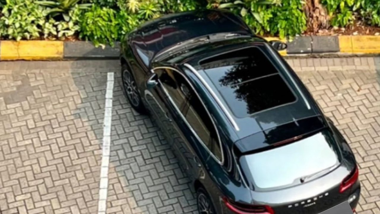 Potret realistis dari mobil-mobil yang parkirnya asal. Bikin orang heran, padahal tanda parkir sangat terlihat.