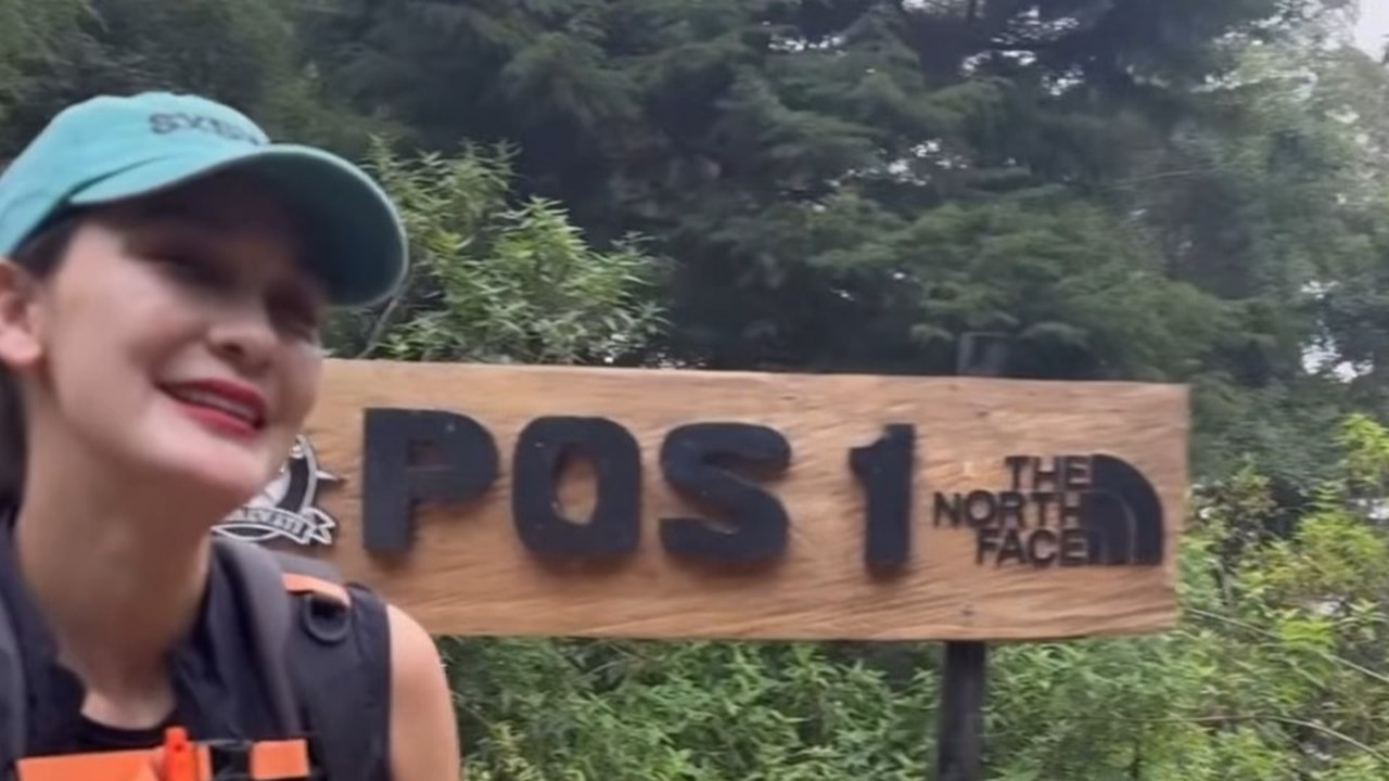 Potret Luna Maya Naik Gunung Prau