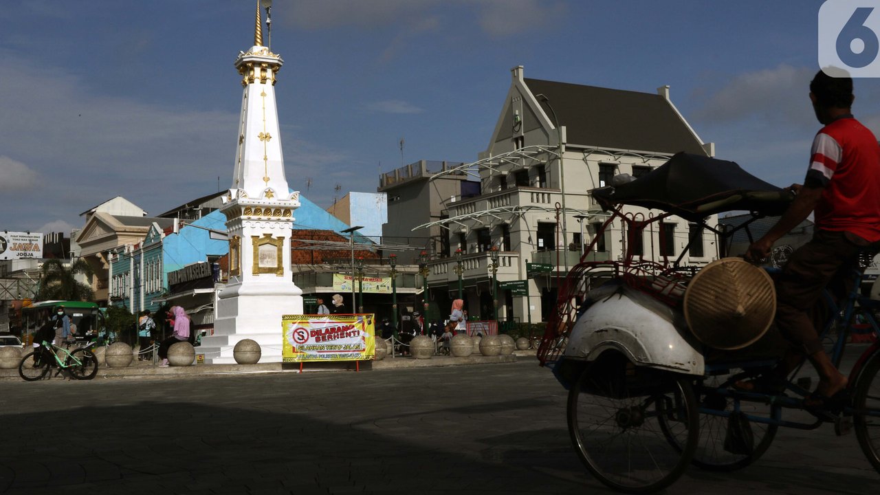Pengemudi becak melintas di perempatan Tugu Pal Putih Yogyakarta, Sabtu (26/12/2020). Tugu yang dulunya bernama tugu Golong Gilig ini memiliki sejarah panjang dan menjadi salah satu keistimewaan kota Yogya ini terlihat rapi dan ramai dikunjungi wisatawan. (Liputan6.com/Helmi Fithriansyah)