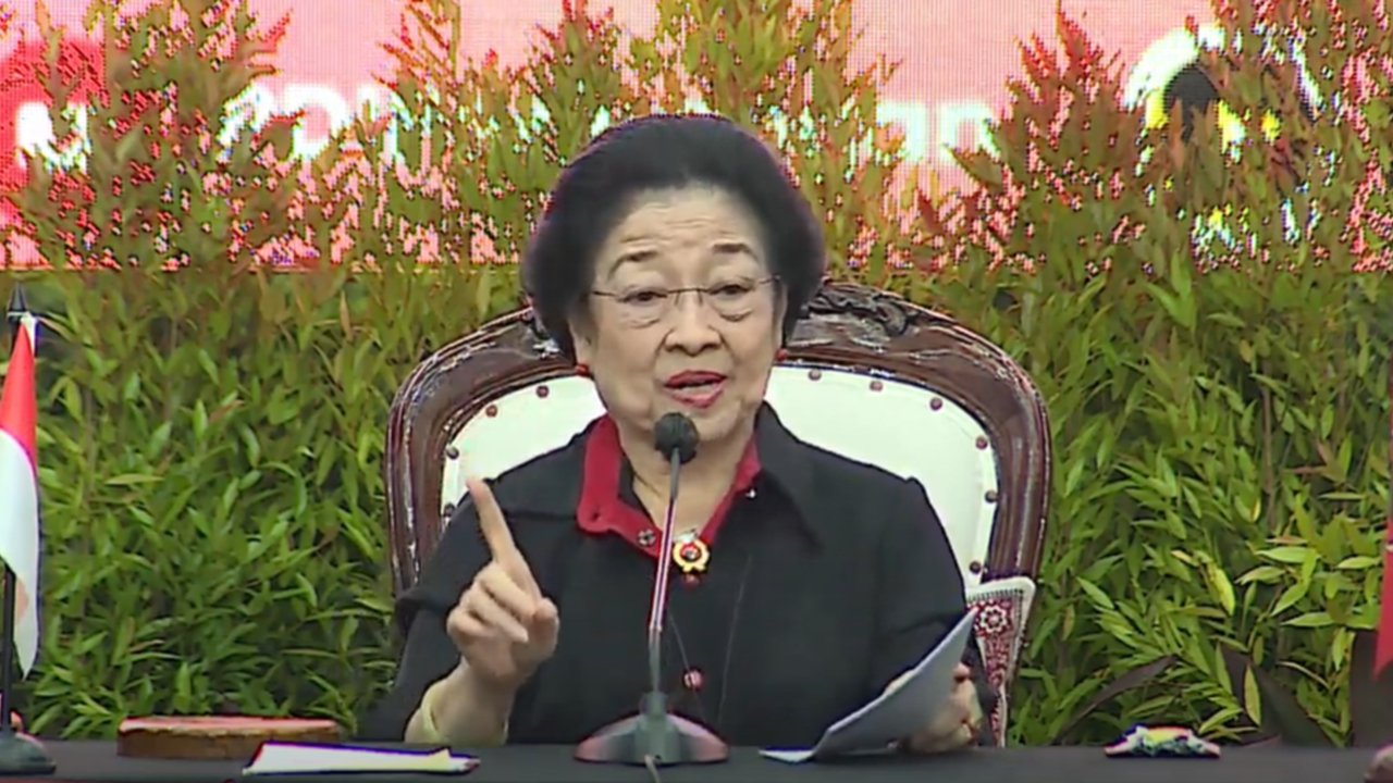 Presiden ke-5 RI Megawati Soekarnoputri didampingi pematung Dolorosa Sinaga saat melihat pameran seni patung di Galeri Nasional, Jakarta, Kamis (8/8/20204)