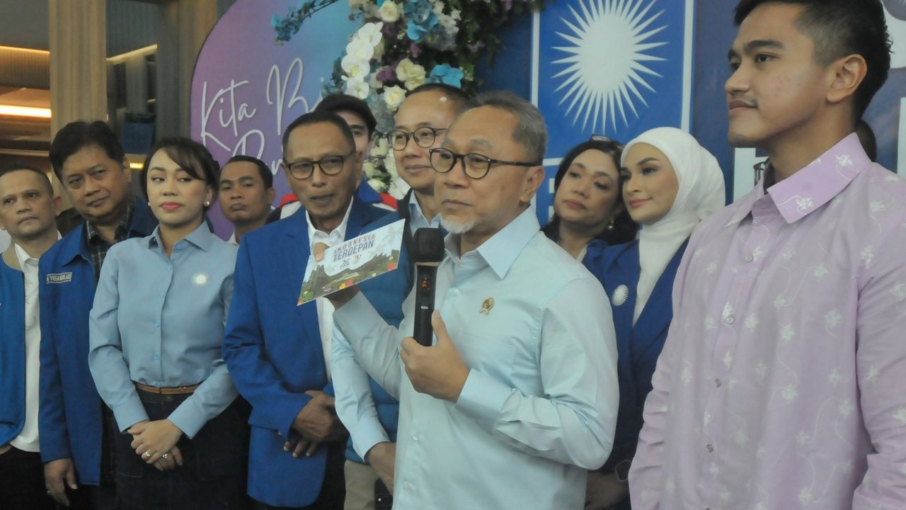 Ketua Umum Partai Amanat Nasional(PAN) Zulkifli Hasan bersama Ketua Umum Partai Solidaritas Indonesia (PSI) Kaesang Pangarep mengadakan pertemuan politik di Gedung DPP PAN, Jakarta, Rabu (14/8/2024).Dalam pertemuan tersebut ketua Umum PAN mengungkapkan sosok inisial S yang disebut untuk mendampingi Ridwan Kamil (RK) di Pilkada Jakarta. merdeka.com/imam buhori