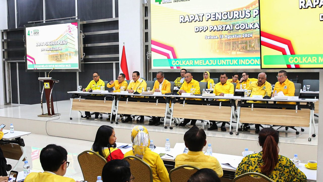 Wakil Ketua Umum Partai Golkar Bambang Soesatyo (ketiga kiri), Wakil Ketua Umum Partai Golkar Agus Gumiwang (tengah) dan Sekjen DPP Partai Golkar Lodewijk F. Paulus (ketiga kanan) berfoto sebelum memulai rapat pengurus pleno DPP Partai Golkar di Gedung Golkar Slipi, Jakarta Barat, Selasa (13/8/2024). Rapat pleno ini mengagendakan pemilihan Plt Ketua Umum Partai Golkar usai Airlangga Hartarto mengundurkan diri dari Ketua Umum Partai Golkar.