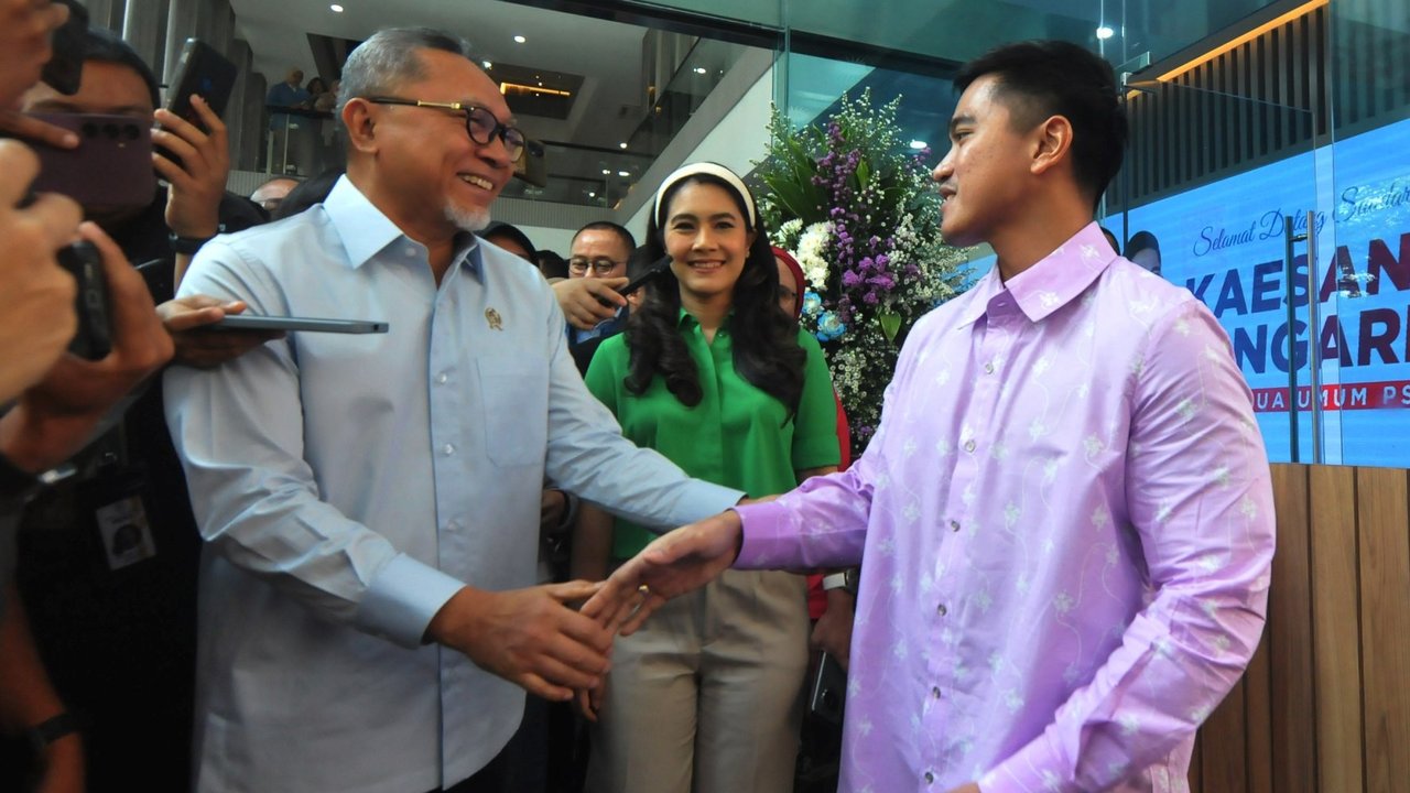 Ketua Umum Partai Amanat Nasional(PAN) Zulkifli Hasan bersama Ketua Umum Partai Solidaritas Indonesia (PSI) Kaesang Pangarep mengadakan pertemuan politik di Gedung DPP PAN, Jakarta, Rabu (14/8/2024).Dalam pertemuan tersebut ketua Umum PAN mengungkapkan sosok inisial S yang disebut untuk mendampingi Ridwan Kamil (RK) di Pilkada Jakarta. merdeka.com/imam buhori