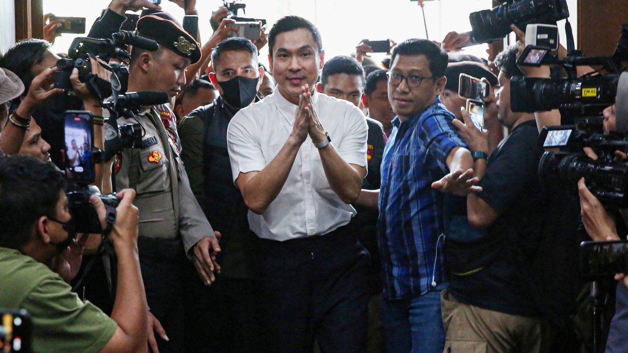 Terdakwa kasus dugaan korupsi pengelolaan tata niaga komoditas timah Harvey Moeis mengikuti sidang perdana dengan agenda pembacaan dakwaan oleh Jaksa Penuntut Umum (JPU) di Pengadilan Tipikor, Jakarta, Rabu (14/8/2024).