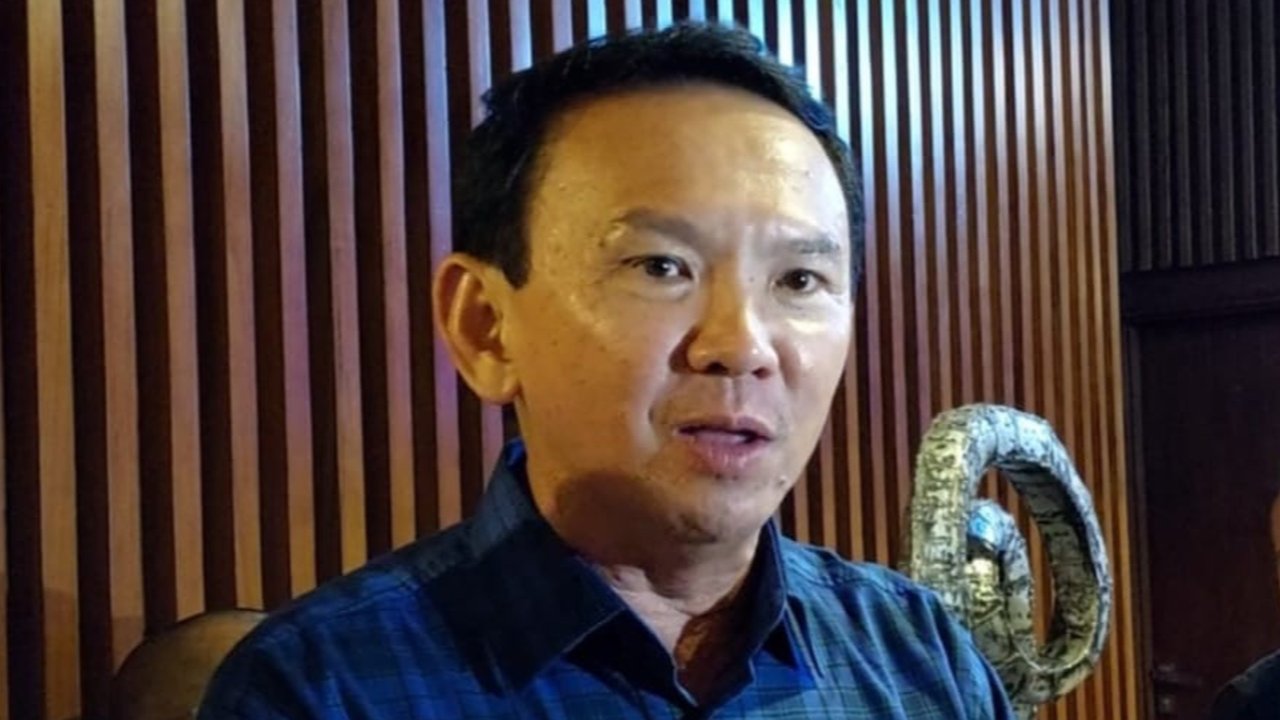 Eks Komisaris Utama Pertamina Basuki Tjahaja Purnama atau Ahok saat diwawancarai di Kupang (Liputan6.com/Ola Keda)
