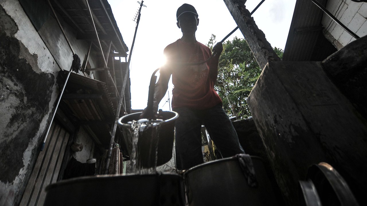 Ilustrasi Warga Memakai Air Tanah