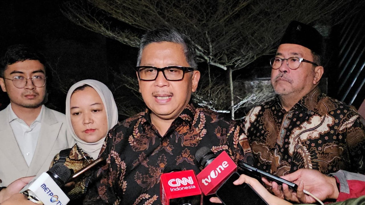 Sekretaris Jenderal DPP PDI Perjuangan (PDIP) Hasto Kristiyanto di Halaman Masjid At Taufiq, depan Sekolah Partai DPP PDIP, Lenteng Agung, Jakarta, Sabtu (3/8) malam (Merdeka.com)