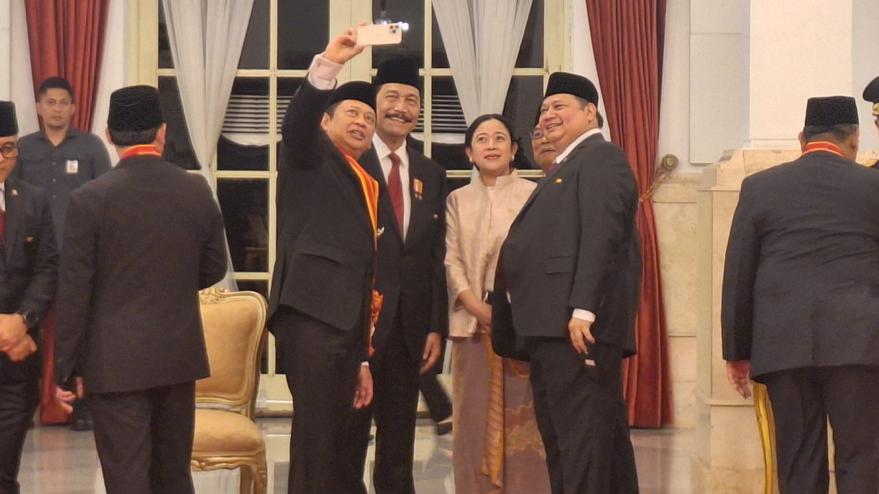 Momen elite Partai Golkar yakni, Airlangga Hartarto, Luhut Binsar Pandjaitan, dan Bambang Soesatyo tampak berswafoto dengan Ketua DPR RI RI sekaligus Ketua DPP PDI Perjuangan (PDIP), Puan Maharani. (Liputan6.com/Lizsa Egeham)