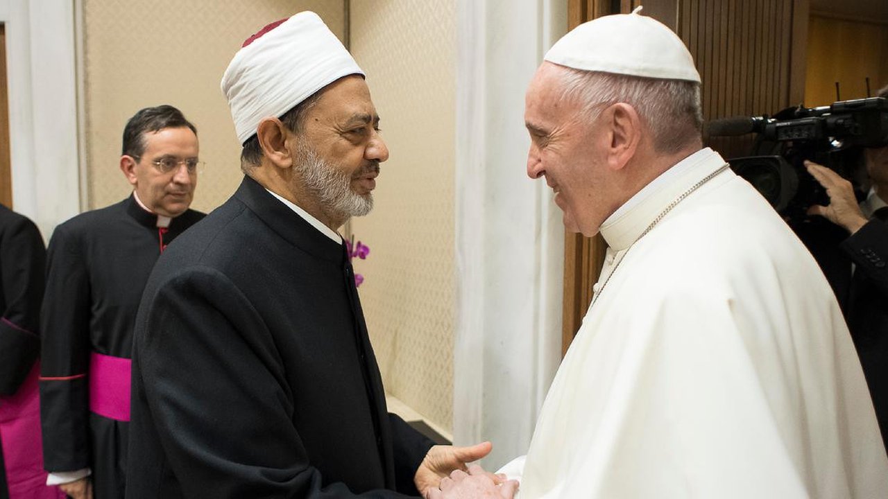 Pemimpin umat Katolik dunia, Paus Fransiskus bertemu dengan Imam Besar Masjid Al-Azhar, Ahmed al-Tayeb di Vatikan, Selasa (7/11). Keduanya melakukan pertemuan secara pribadi dan tertutup di kantor Paus Fransiskus. (L'Osservatore Romano/Pool via AP)