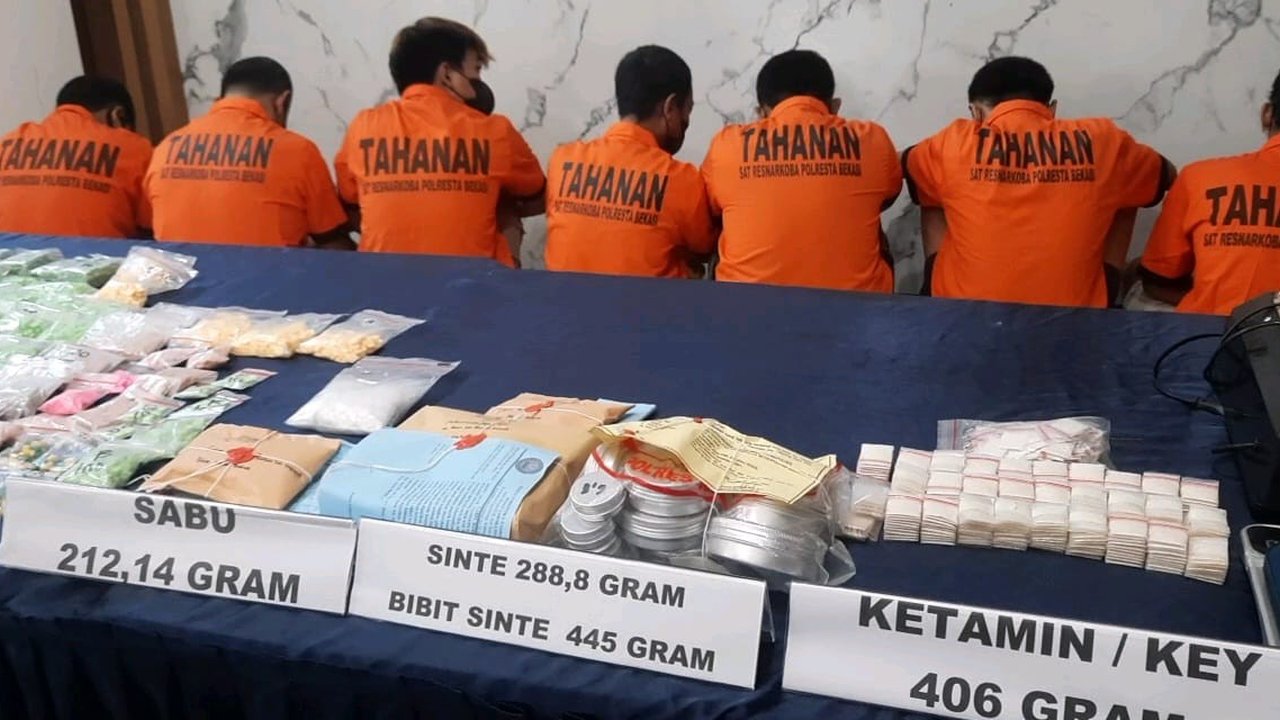 Polisi Ringkus Sindikat Narkoba Berefek Halusinasi Tinggi di Bekasi