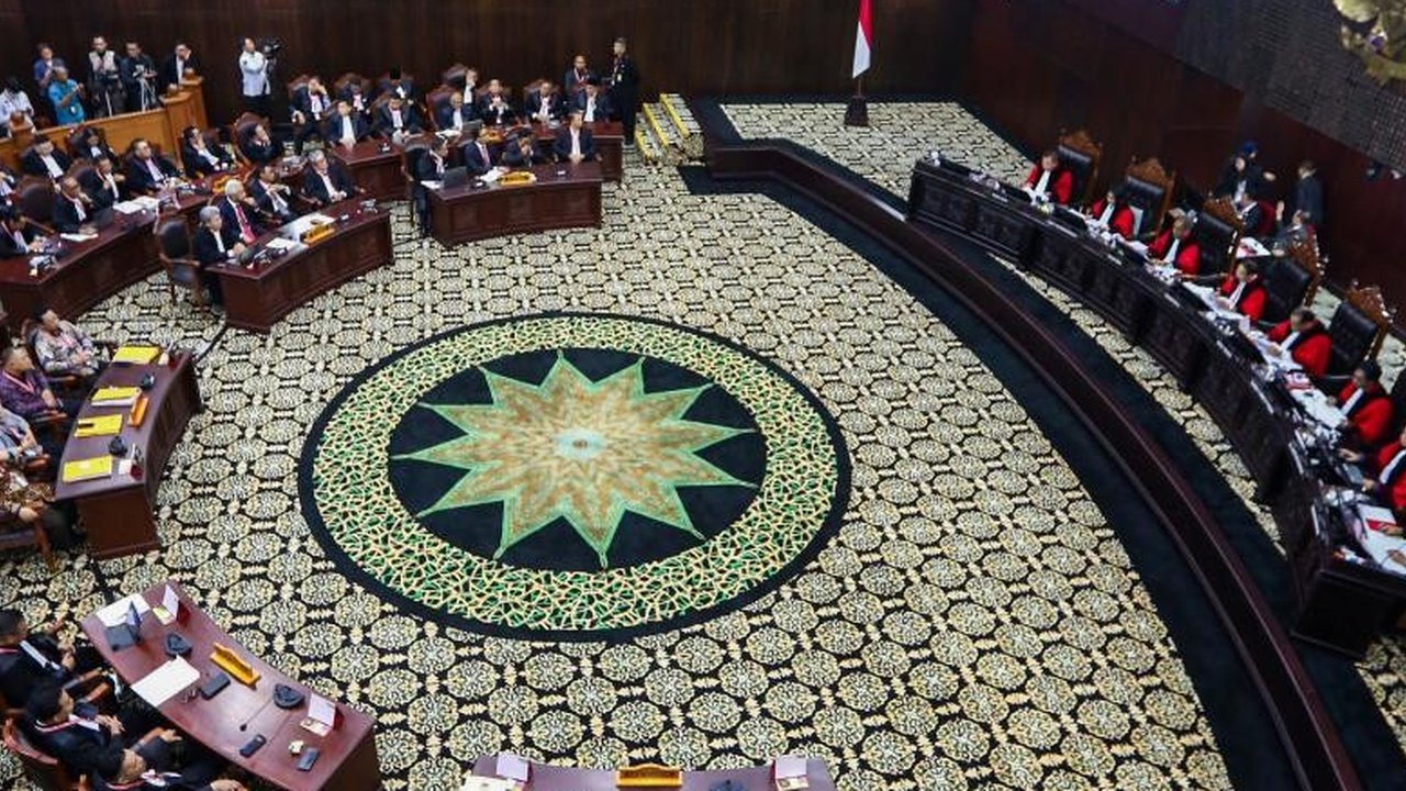 pasangan Capres-Cawapres Anies-Muhaimin dan Ganjar-Mahfud saat mengahadiri sidang di Mahkamah Konstitusi, Jakarta, Senin (22/4/2024).Dalam Sidang tersebut beragendakan putusan perselisihan hasil Pilpres 2024.Liputan6.com/Angga Yuniar