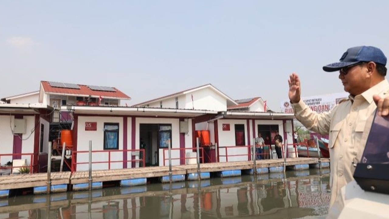 Prabowo Tinjau Rumah Terapung untuk Warga Terdampak Banjir Rob di Muara Angke