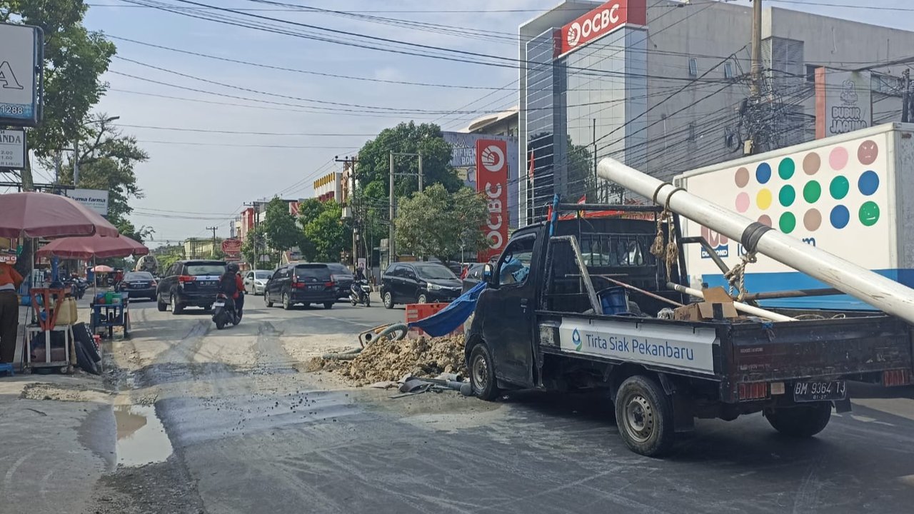 Jalan Baru Diaspal Digali PDAM