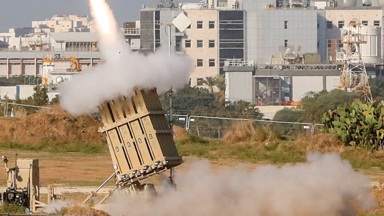 Sistem pertahanan udara Iron Dome Israel diluncurkan untuk mencegat roket yang ditembakkan dari Jalur Gaza, dekat Sderot, Israel, Kamis (13/5/2021). Pertempuran antara Israel dengan Hamas yang menguasai Gaza terus berlanjut. (AP Photo/Ariel Schalit)