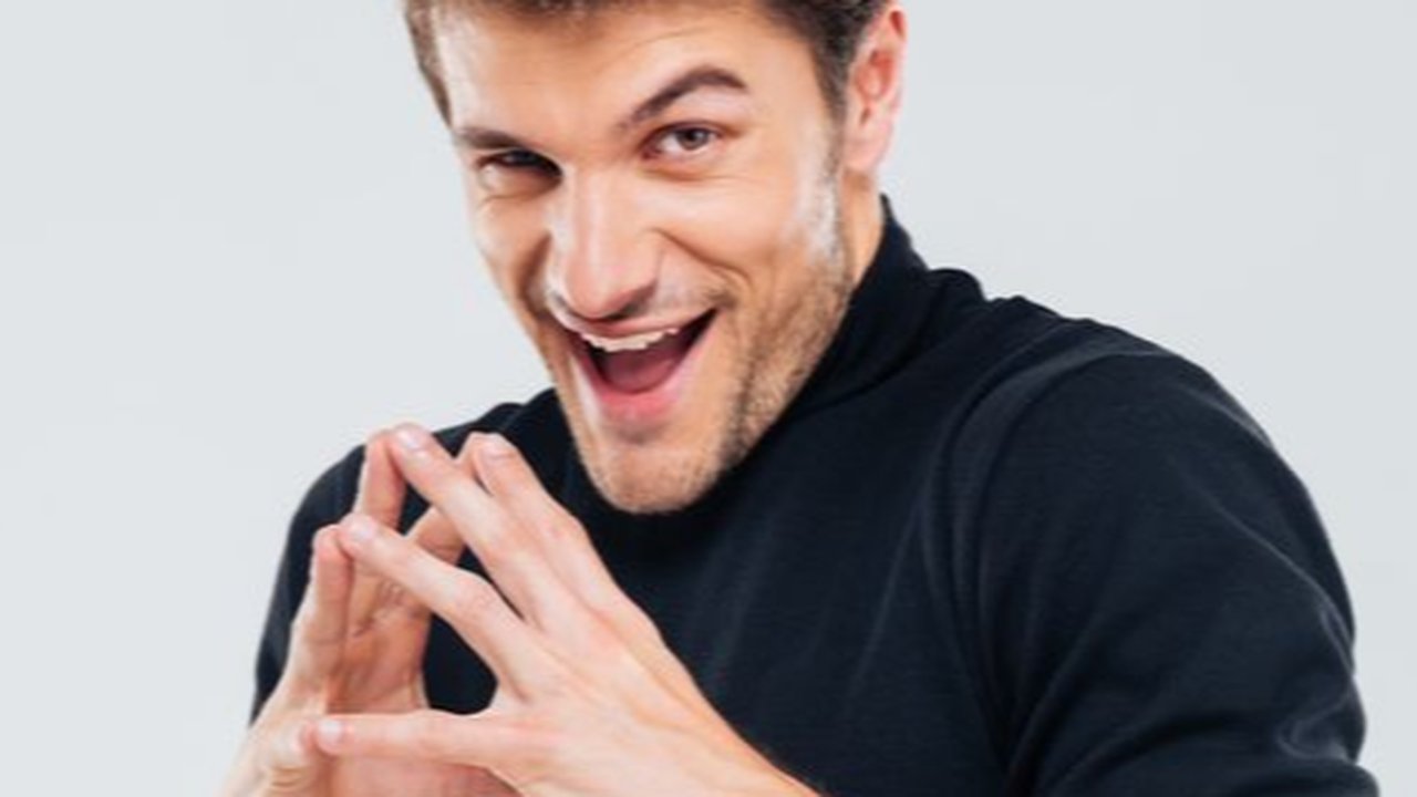 Mereka membuat kebohongan yang rumit dan luas, dan memiliki dorongan yang kuat untuk berbohong.