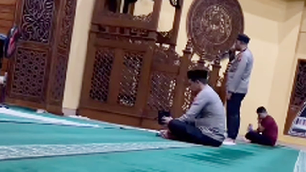 Momen Jenderal Bintang Dua Polri Salat Subuh di Masjid Berseragam Lengkap Banjir Sorotan, Disebut Layak jadi Teladan